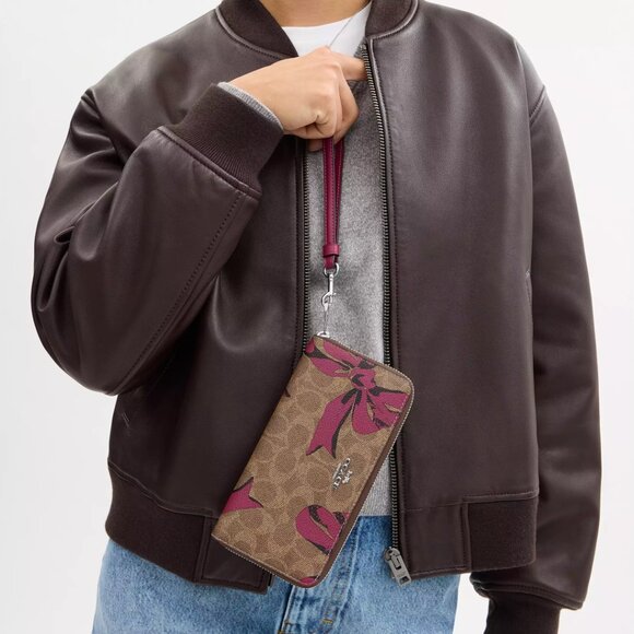 🎁 Coach Long Zip Around Wallet In Signature Canvas With Bow Print - Picture 4 of 9